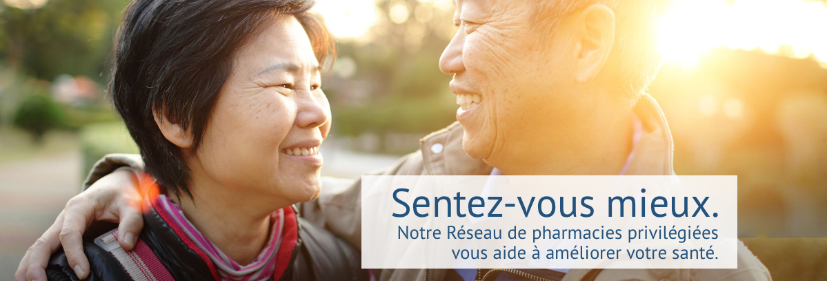 Un couple asiatique d’un certain âge s’échange un sourire après avoir discuté du Réseau de pharmacies privilégiées de la Sun Life. 